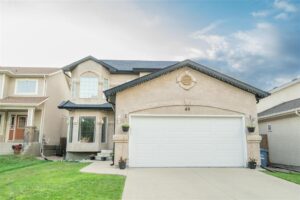 Front view of two-storey 5-bedroom River Park South home at 40 Gablehurst Crescent, Winnipeg